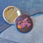 Preview: Ansteckbutton Weltraum lila Rakete auf Jeans mit Rückseite